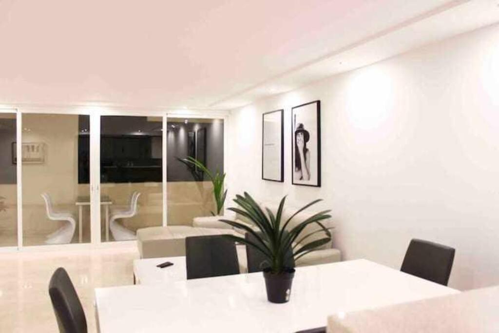 Large Modern Beach Front Apartment, Rooftop Pool!! Marbella Exteriér fotografie