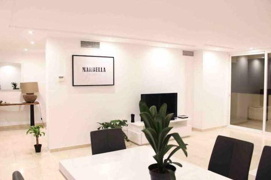 Large Modern Beach Front Apartment, Rooftop Pool!! Marbella Exteriér fotografie